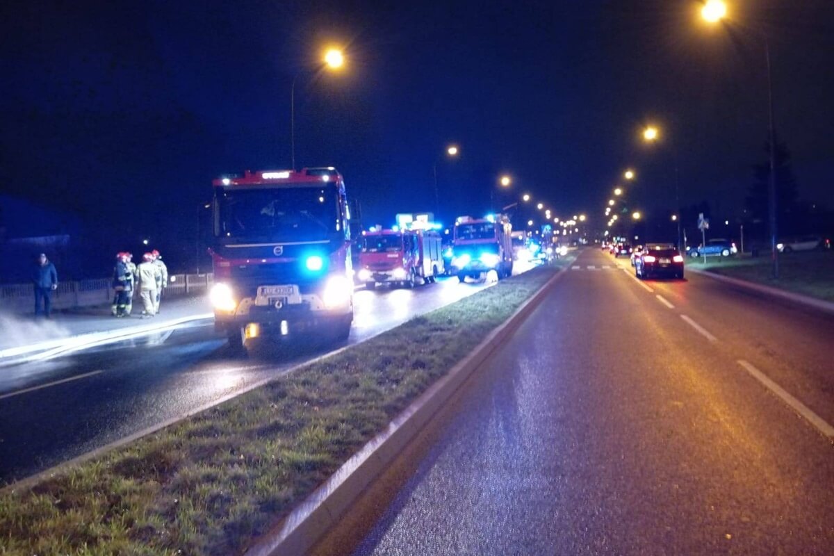 Renault uderzył w autobus miejski na ul. Pancerniaków, po czym oba pojazdy stanęły w ogniu