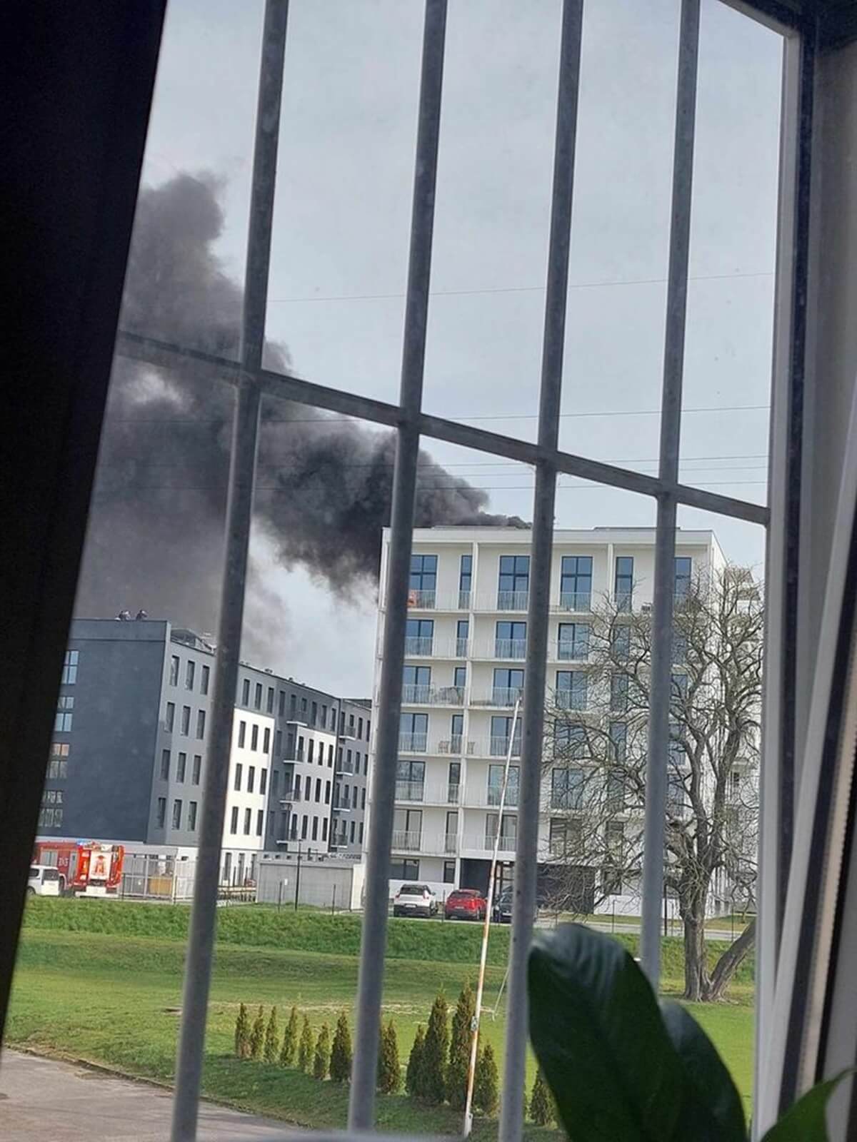 Czarny dym nad Lublinem. Pożar na dachu budynku mieszkalnego przy ul. Garbarskiej