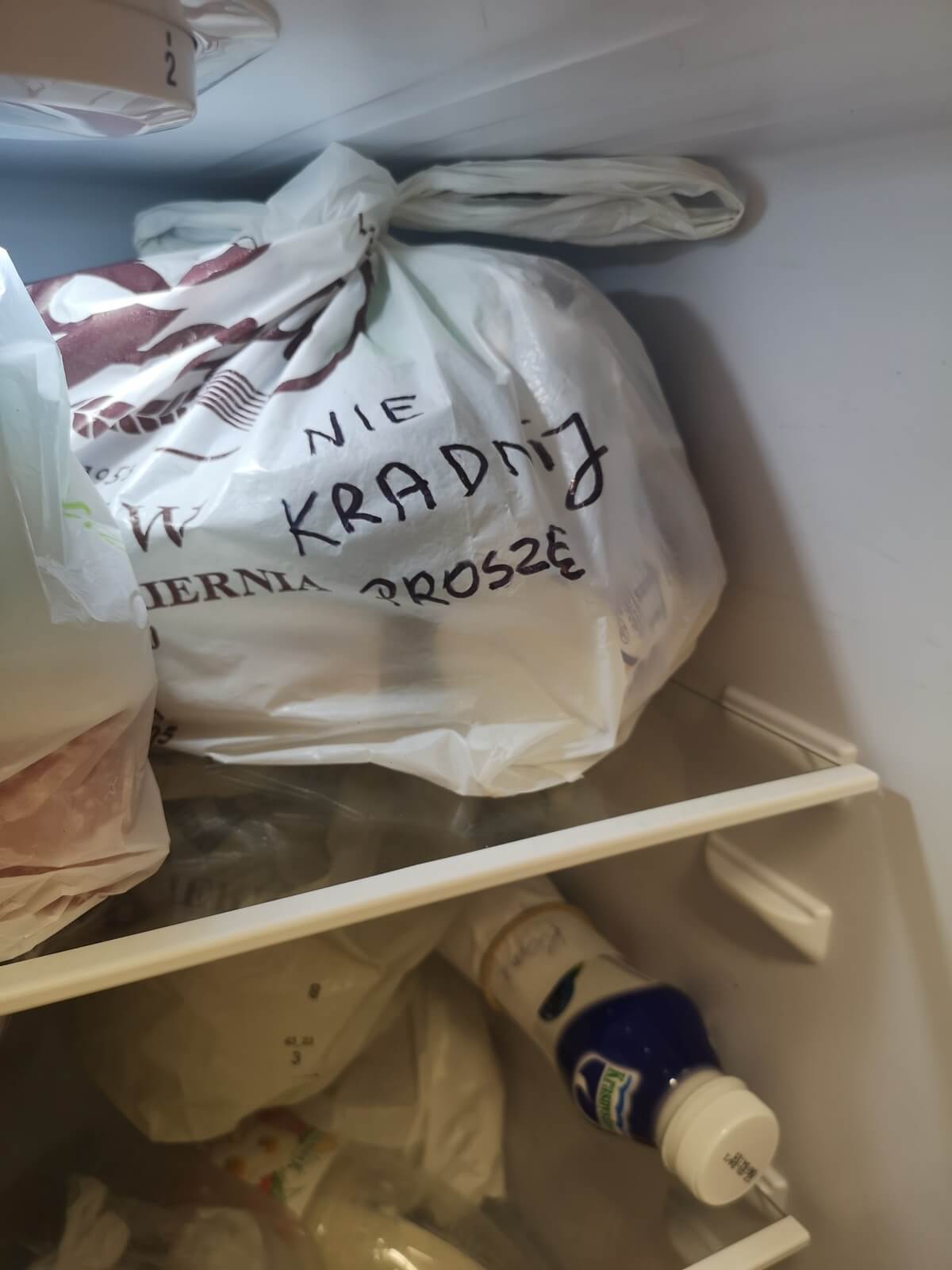 Rodzic zostawił wiadomość do złodzieja na siatce z jedzeniem „Nie kradnij, proszę” w lodówce w Uniwersyteckim Szpitalu Dziecięcym w Lublinie