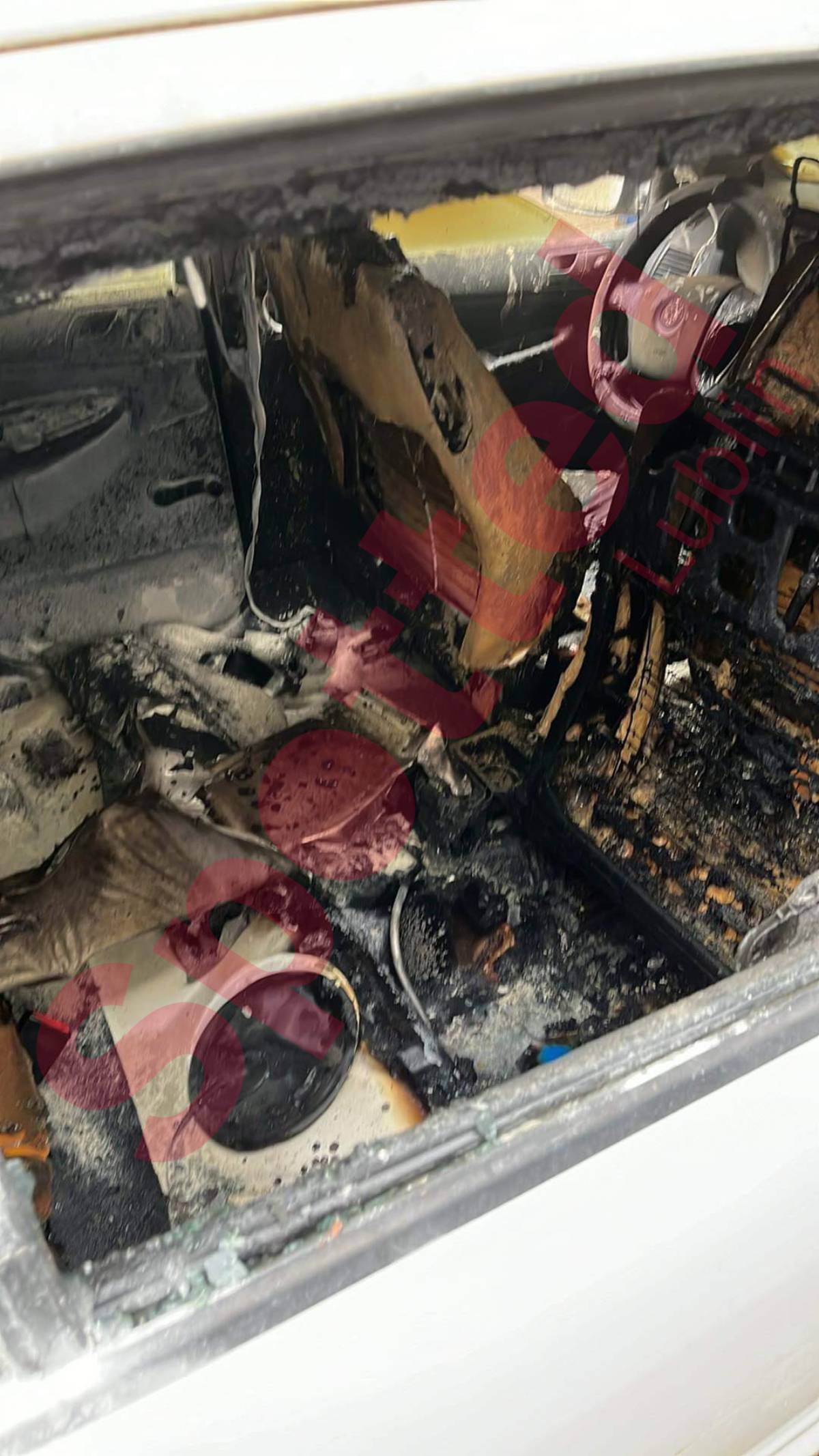 Spalone wnętrze samochodu
