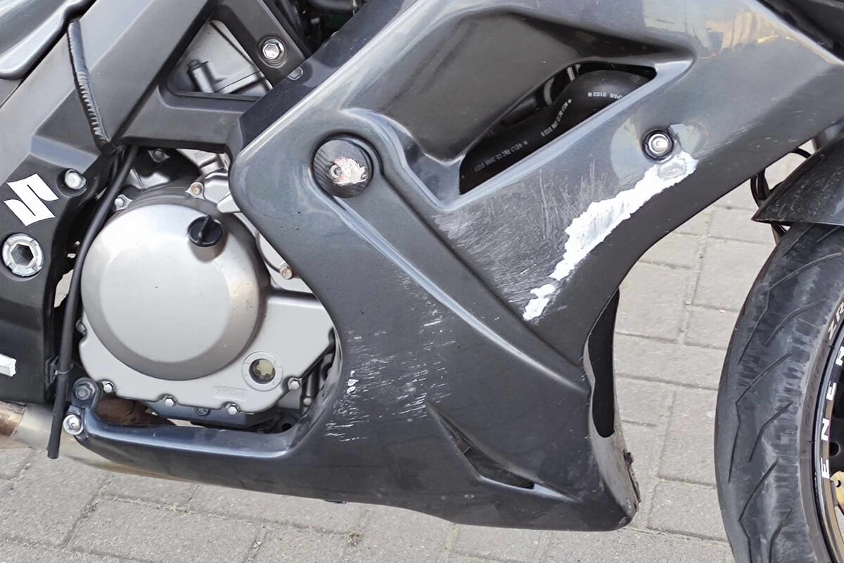 Zderzenie opla z motocyklem na rondzie Dmowskiego