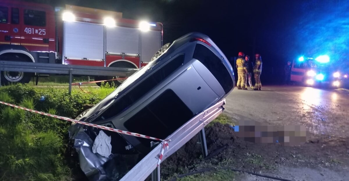Pijany kierowca wjechał do rowu. Miał 1,5 promila alkoholu we krwi. 19-latek ma teraz problemy 1 Pijany kierował samochodem i wpadł do rowu