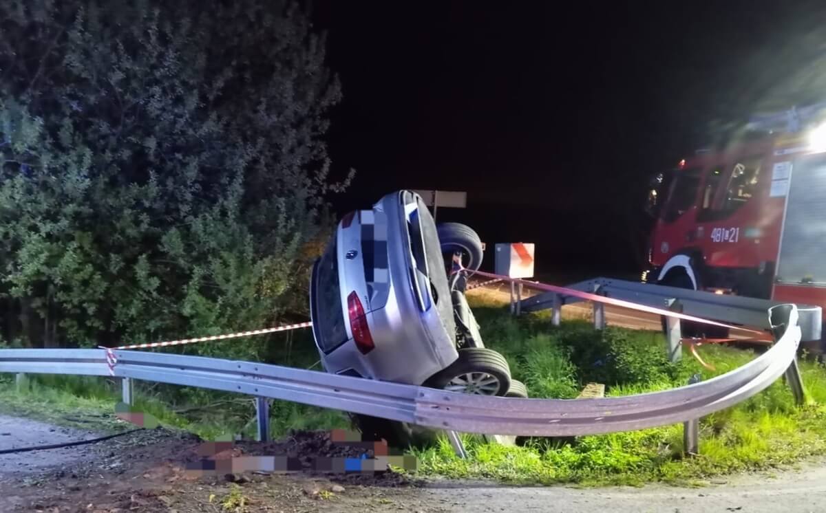 Pijany kierowca wjechał do rowu. Miał 1,5 promila alkoholu we krwi. 19-latek ma teraz problemy 2 Strażacy wydostali pijanego kieowcę z auta