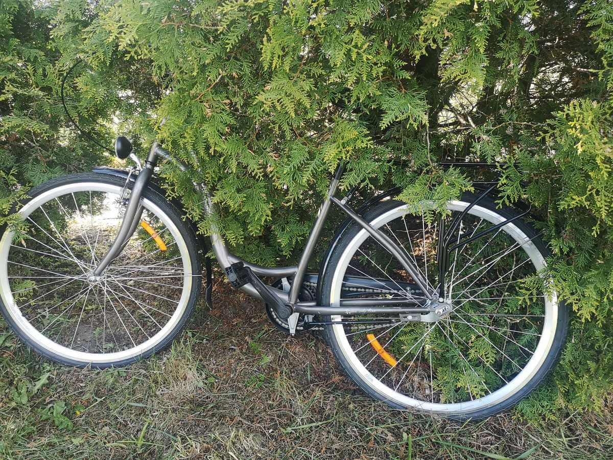 Ukradł rower z wystawy sklepowej. Ukrył go w zaroślach kilka ulic dalej. Grozi mu 5 lat więzienia 1 Policjanci odzyskali skradziony rower