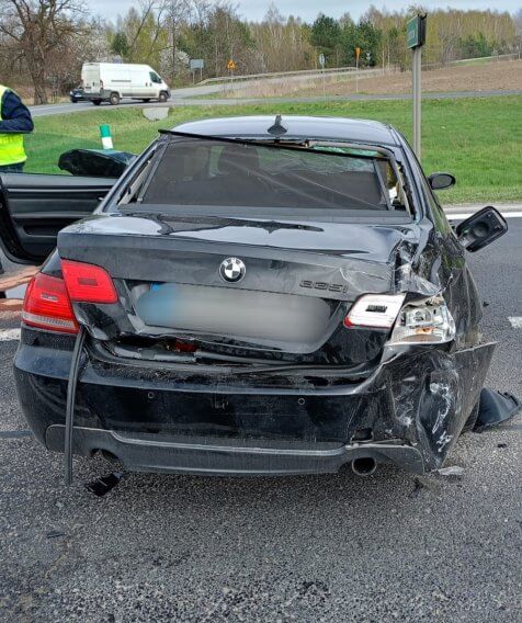Zderzenie z busem na obwodnicy Lubartowa. BMW zderzyło się z prawidłowo jadącym Volkswagenem 1 BMW rozbite na obwodnicy Lubartowa