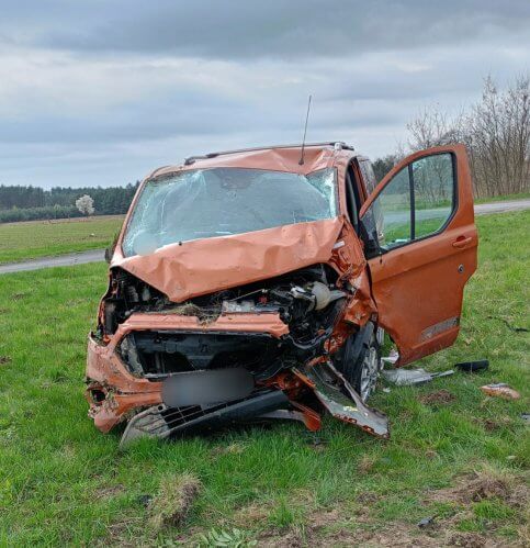 Zderzenie z busem na obwodnicy Lubartowa. BMW zderzyło się z prawidłowo jadącym Volkswagenem 2 Volkswagen transporter rozbity na obwodnicy