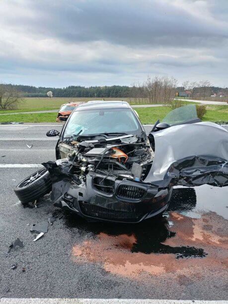 Zderzenie z busem na obwodnicy Lubartowa. BMW zderzyło się z prawidłowo jadącym Volkswagenem 3 Zderzenie na obwodnicy Lubartowa