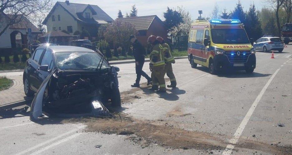 Zderzenie na skrzyżowaniu. Przyczyna wymuszenie. Dotkliwe konsekwencje dla kierowcy Toyoty 2 Trzy osoby w szpitalu po zderzeniu Forda z Toyotą