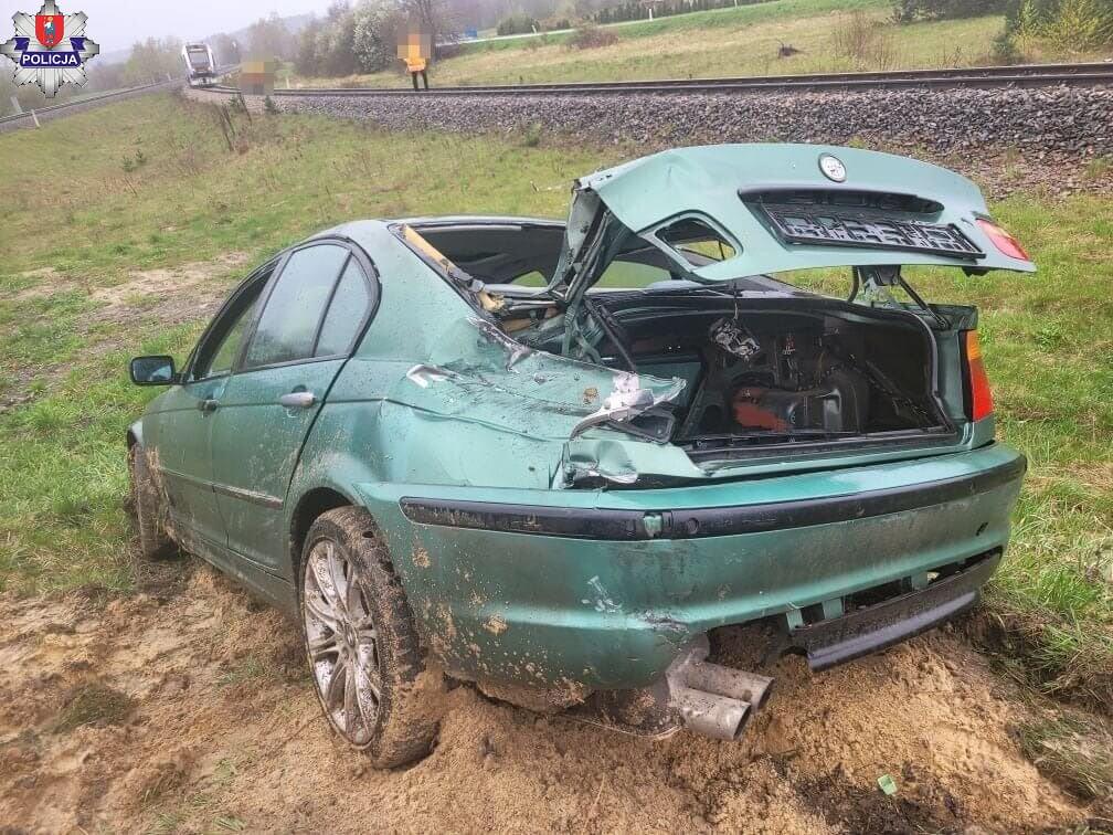 Kierowca BMW zderzył się z szynobusem. Dostał punkty karne i srogi mandat 1 BMW zignorowało znak STOP i wjechało na przejazd kolejowy