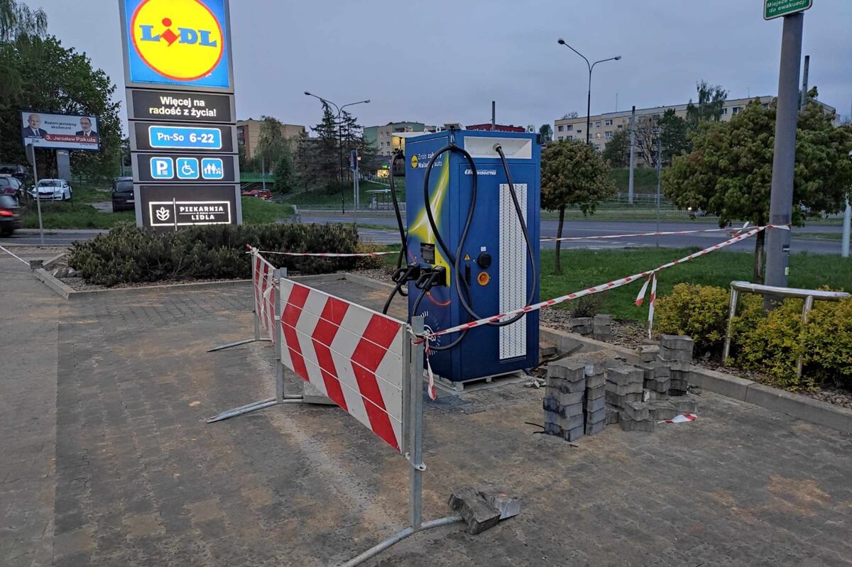 Budowa stacji ładowania aut elektrycznych na parkingu sklepu Lidl przy Dziewanny