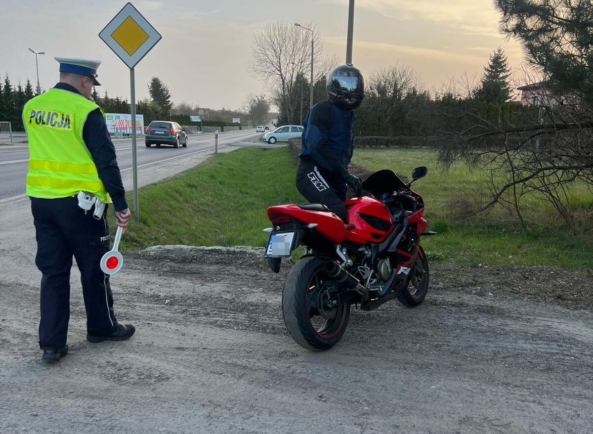 policjant zatrzymał do kontroli motocyklistę