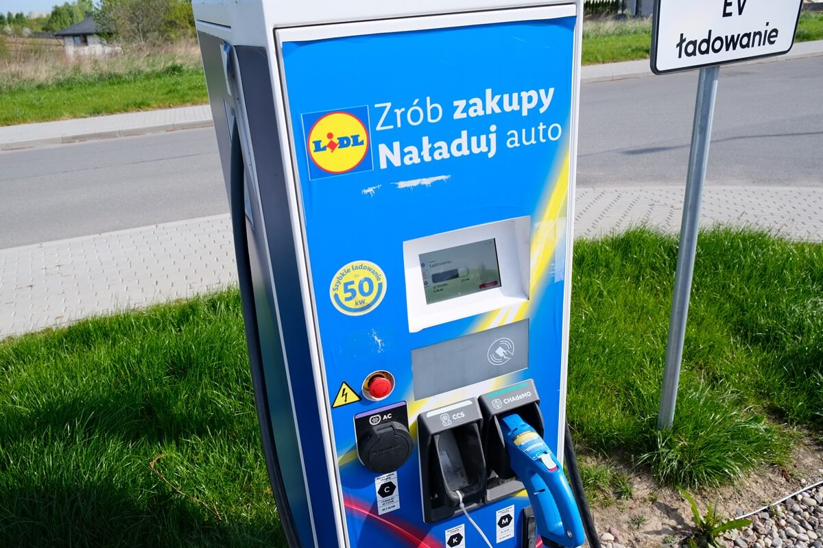 Stacja ładowania aut elektrycznych na parkingu sklepu Lidl przy ul. Zelwerowicza w Lublinie