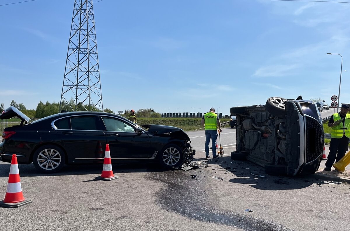 Lexus przewrócił się na bok po zderzeniu z bmw