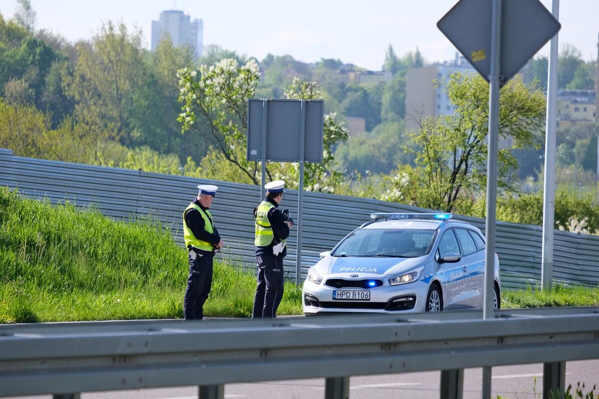 Policjanci dokonujący pomiaru prędkości jadących pojazdów