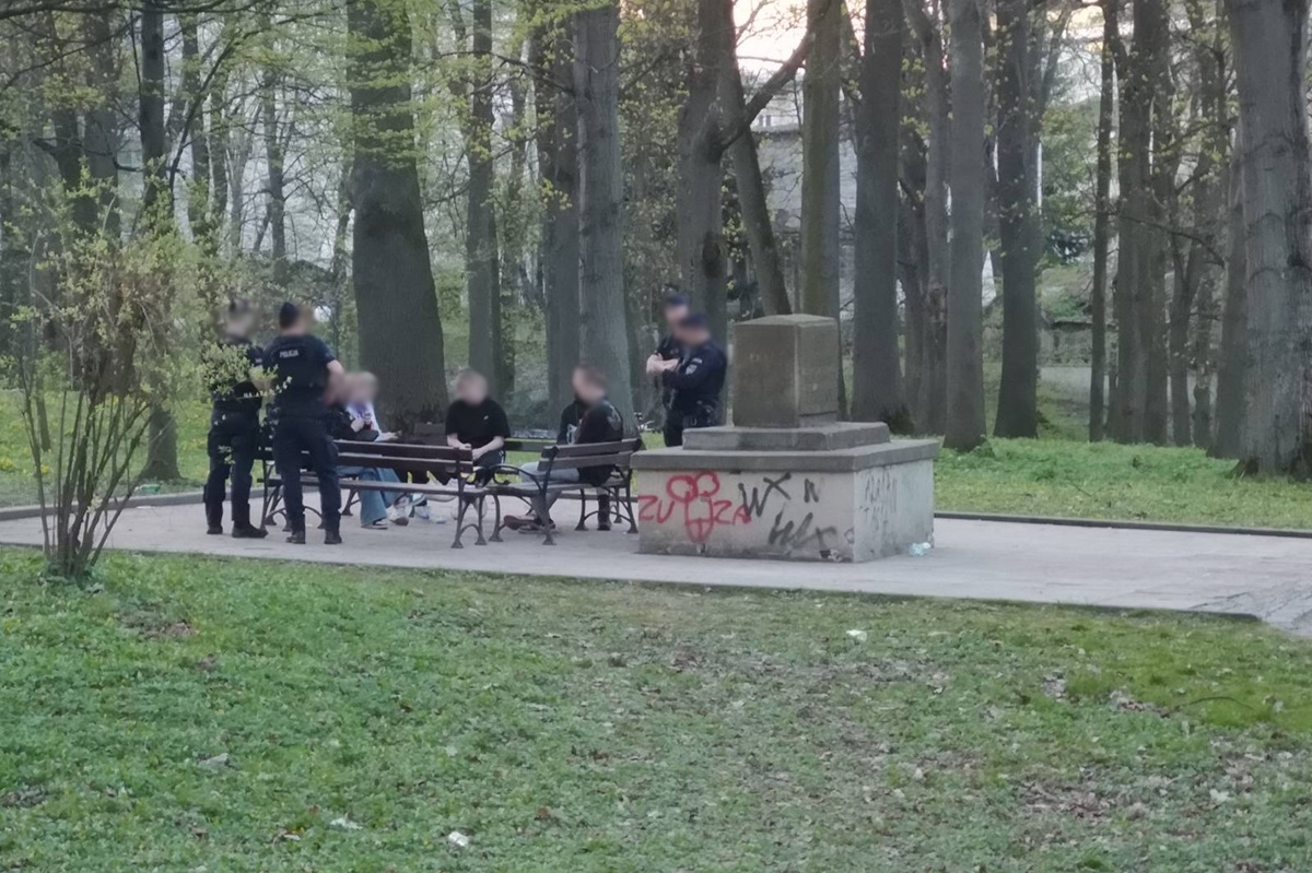 Policjanci wylegitymujący grupę młodzieży w Ogrodzie Saskim