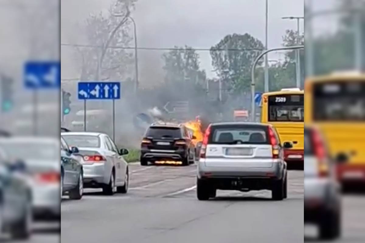 Poranny pożar mercedesa na rondzie w Lublinie. Podczas jazdy spod maski pojazdu zaczął wydobywać się dym [NAGRANIE]