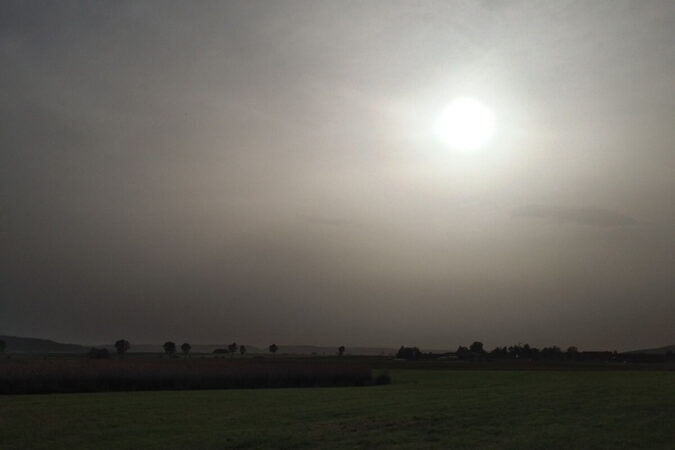 Pył saharyjski spowodował zmętnienie nieba i Słońca