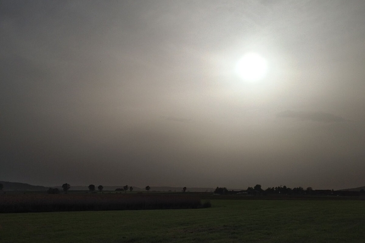 Saharyjski pył powrócił i ponownie przykryje niebo. Słońce zacznie świecić jak przez matowe szkło