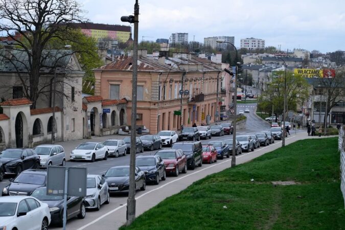 Samochody zaparkowane wzdłuż ul. Świętoduskiej. W oddali widać ul. Bajkowskiego