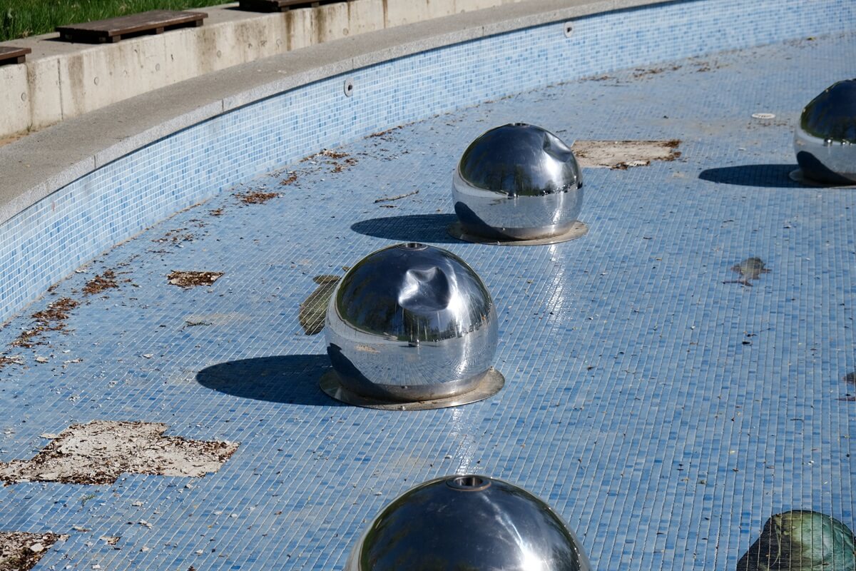 Powgniatane metalowe kule w fontannie w Parku Ludowym