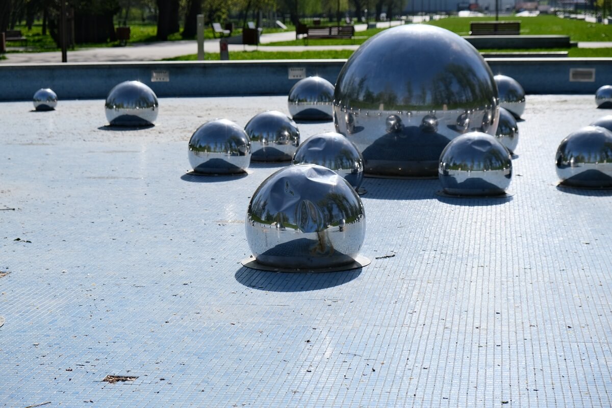 Powgniatane metalowe kule w fontannie w Parku Ludowym