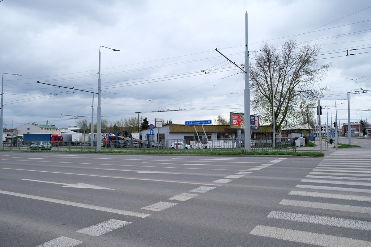 Widok na teren planowanej inwestycji od strony skrzyżowania ul. Lubelskiego Lipca '80 z ul. Stadionową
