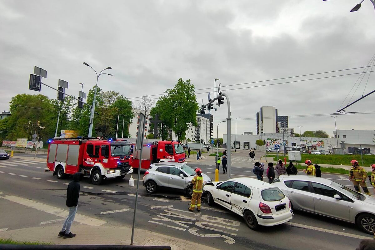 Zderzenie czterech aut na skrzyżowaniu ul. Męczenników Majdanka i Startowej. Duże utrudnienia, policja kieruje ruchem