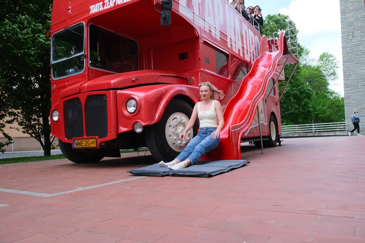 Czerwony autobus 7Days przy uczelni KUL
