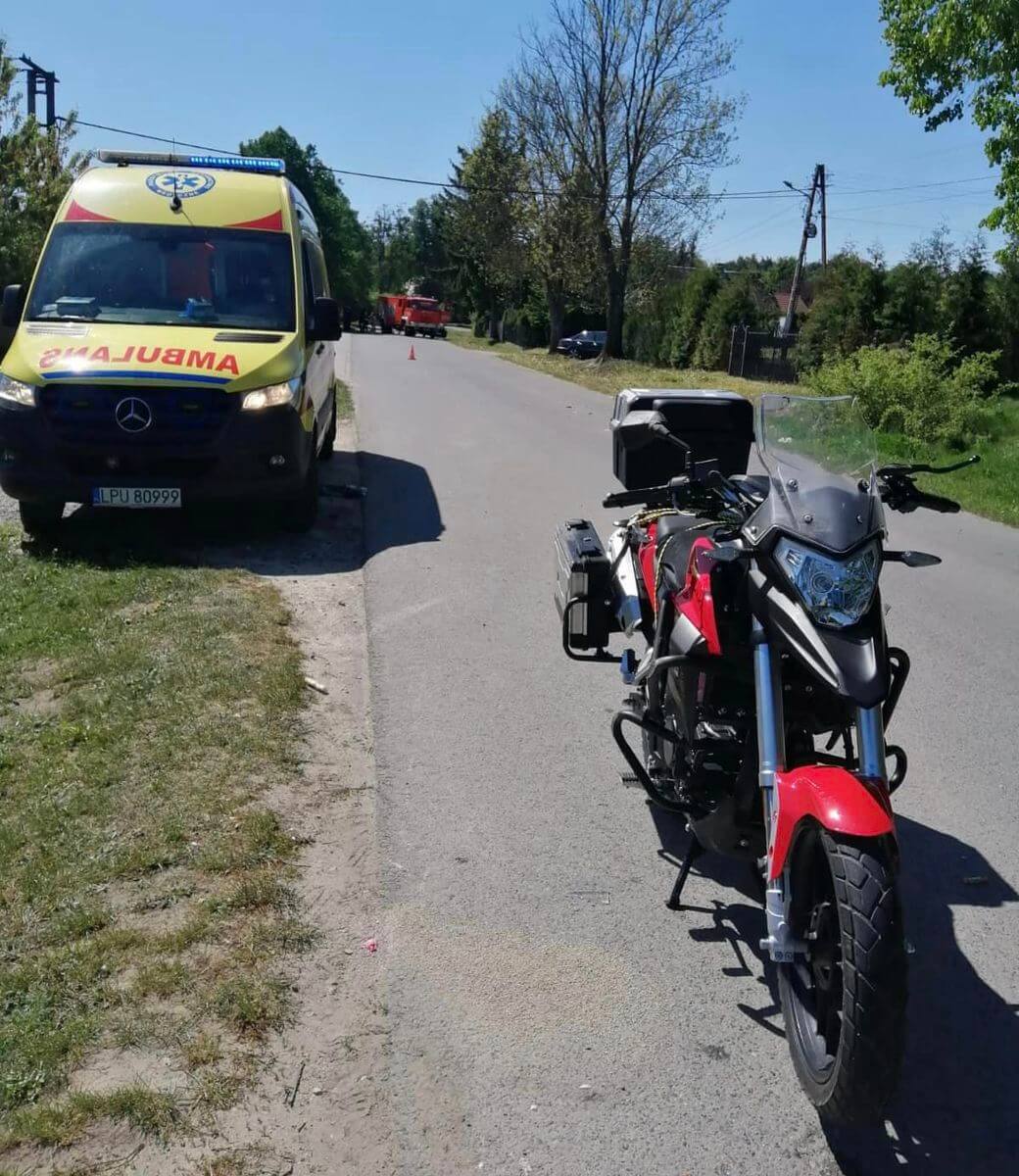 Kobieta po wyjściu z autobusu, weszła pod jadący motocykl — interweniował helikopter LPR 2 Kobieta została potrącona przez motocyklistę