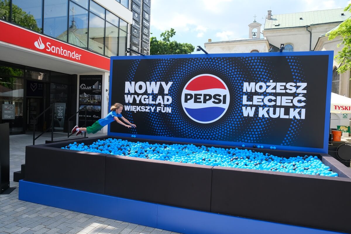 Nowa, kilkudniowa atrakcja w centrum Lublina. Każdy może skoczyć w kulki od Pepsi [ZDJĘCIA]
