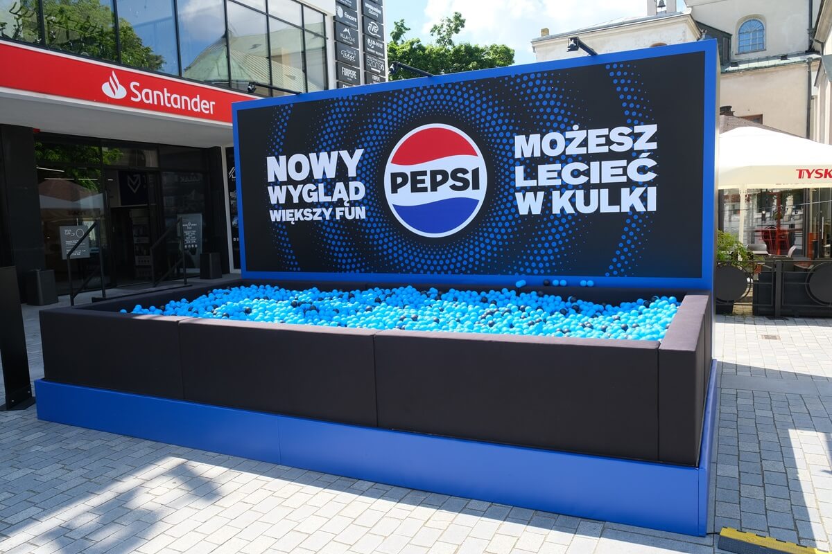 Basen z kulkami od Pepsi przed Galerią Centrum