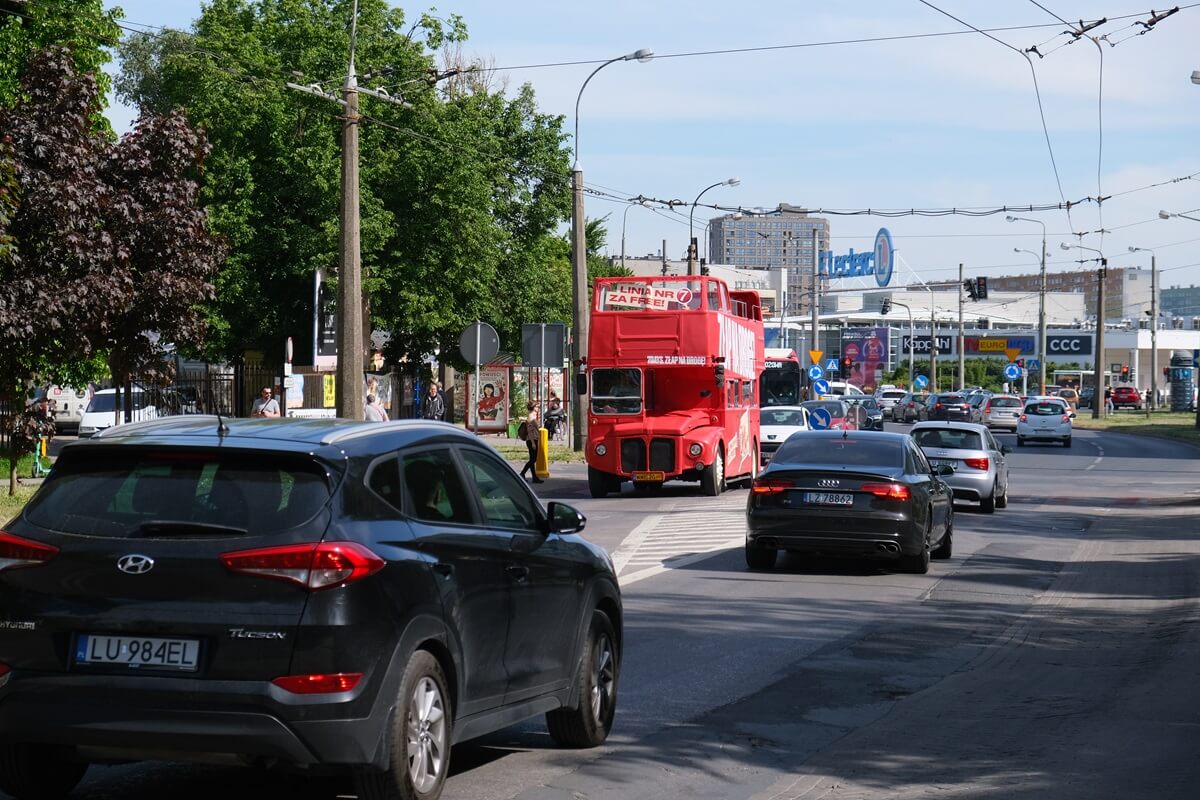 Czerwony piętrowy autobus 7Days jeździ po Lublinie