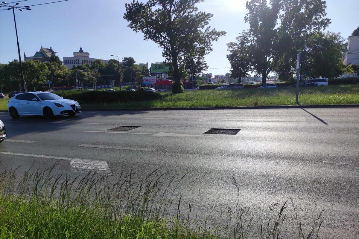 Drogowcy wycięli asfalt na ul. Lwowskiej. Kierowcy muszą omijać dziury