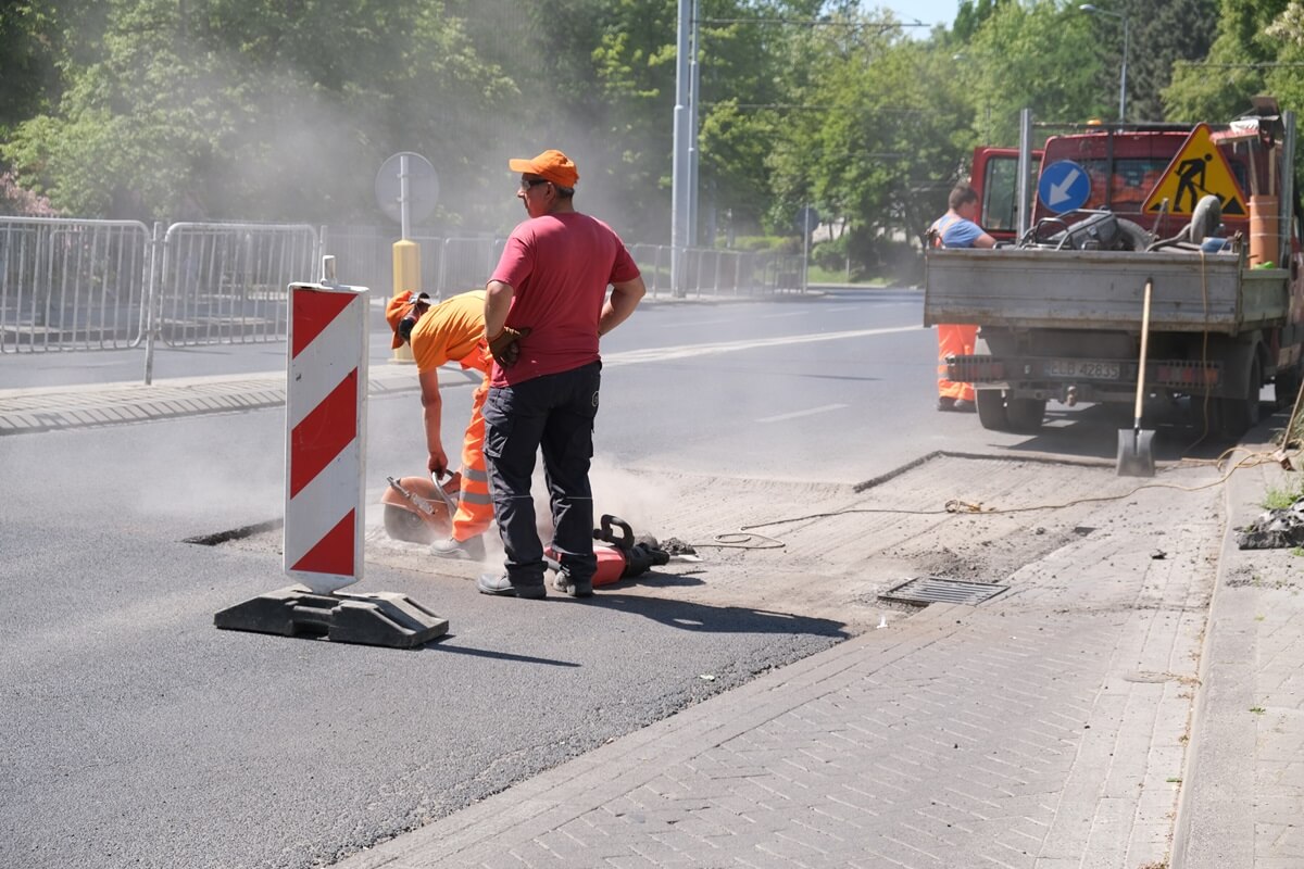 Drogowcy wycinający asfalt przy studzience na ul. Lwowskiej