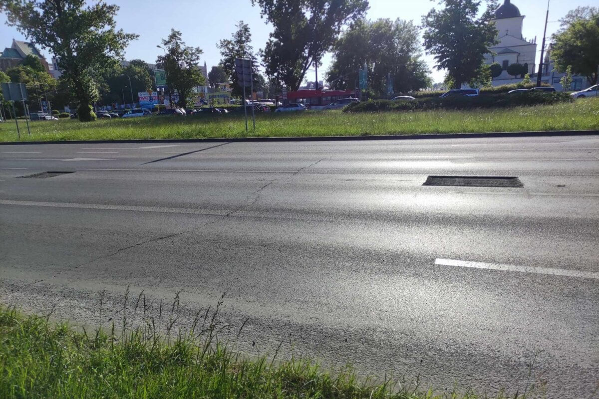 Drogowcy wycięli dziury w jezdni na ul. Lwowskiej