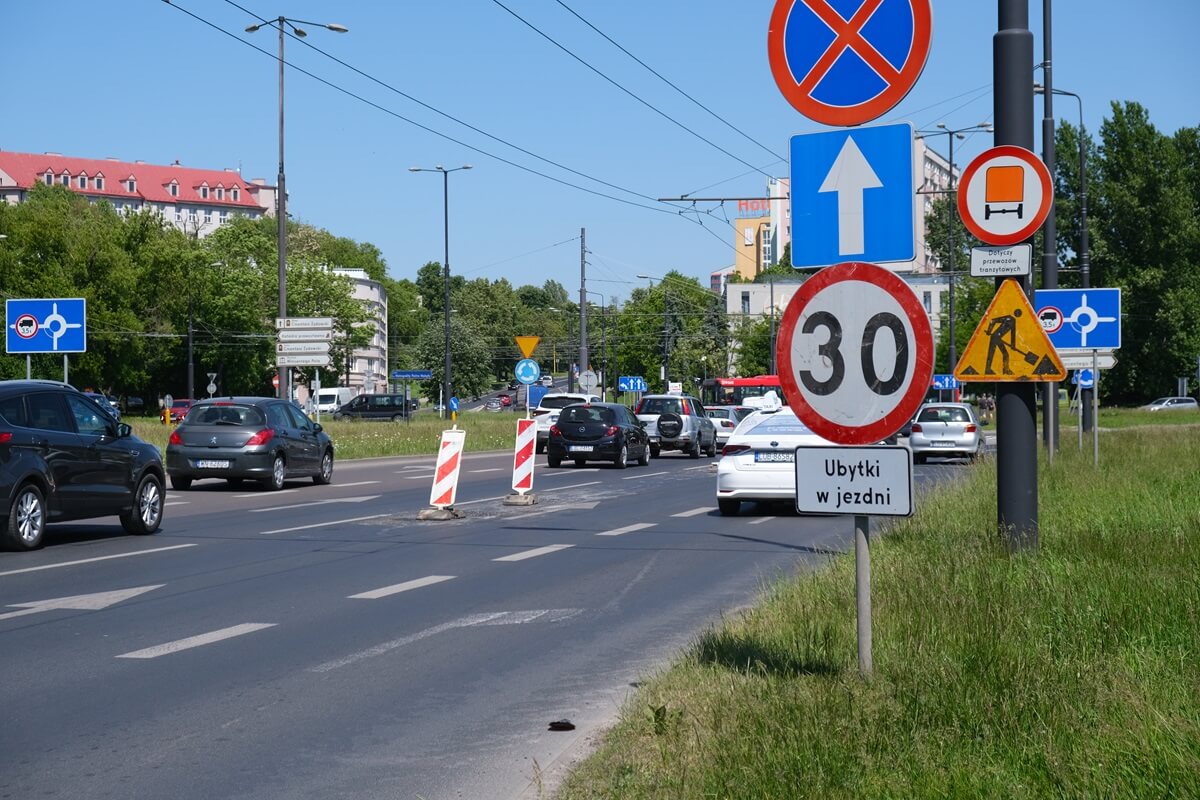 Drogowcy położyli nowy asfalt w miejscu sfrezowanego na ul. Lwowskiej