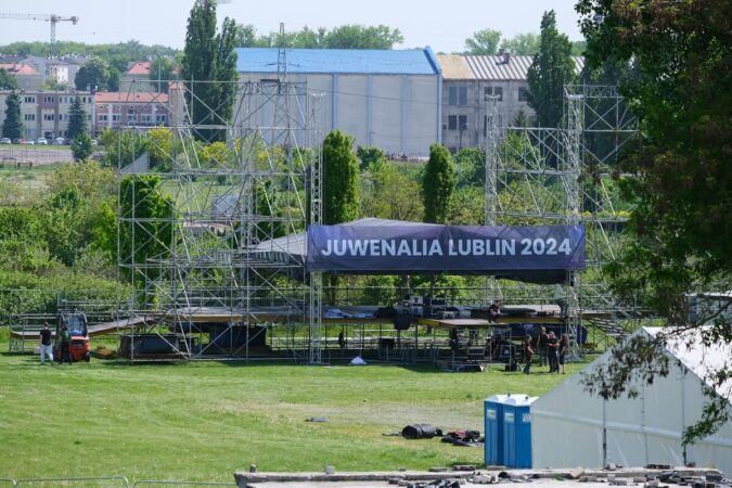 Montaż sceny na terenach zielonych Politechniki Lubelskiej - Juwenalia 2024