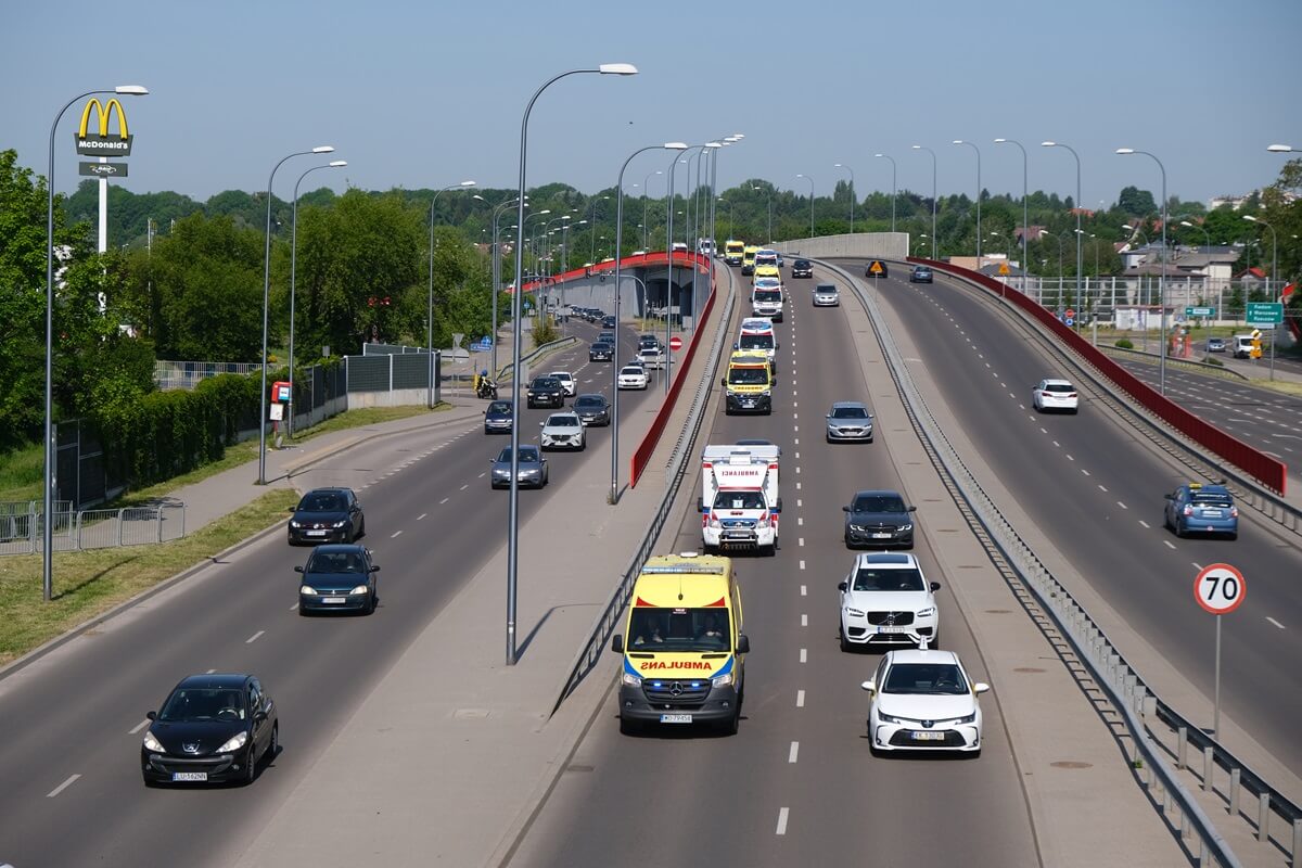 Przejazd ambulansów przez Lublin