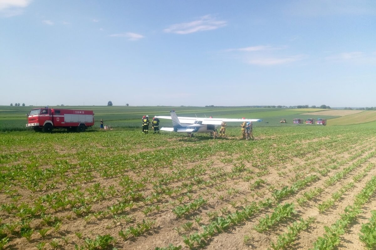 Samolot szkoleniowy wylądował na polu w Kłodnicy Górnej