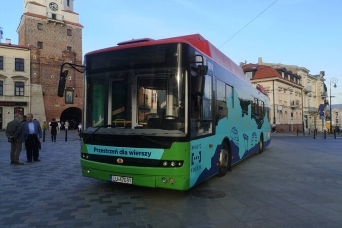 Trolejbus poezji zaparkował na placu Łokietka przed Ratuszem