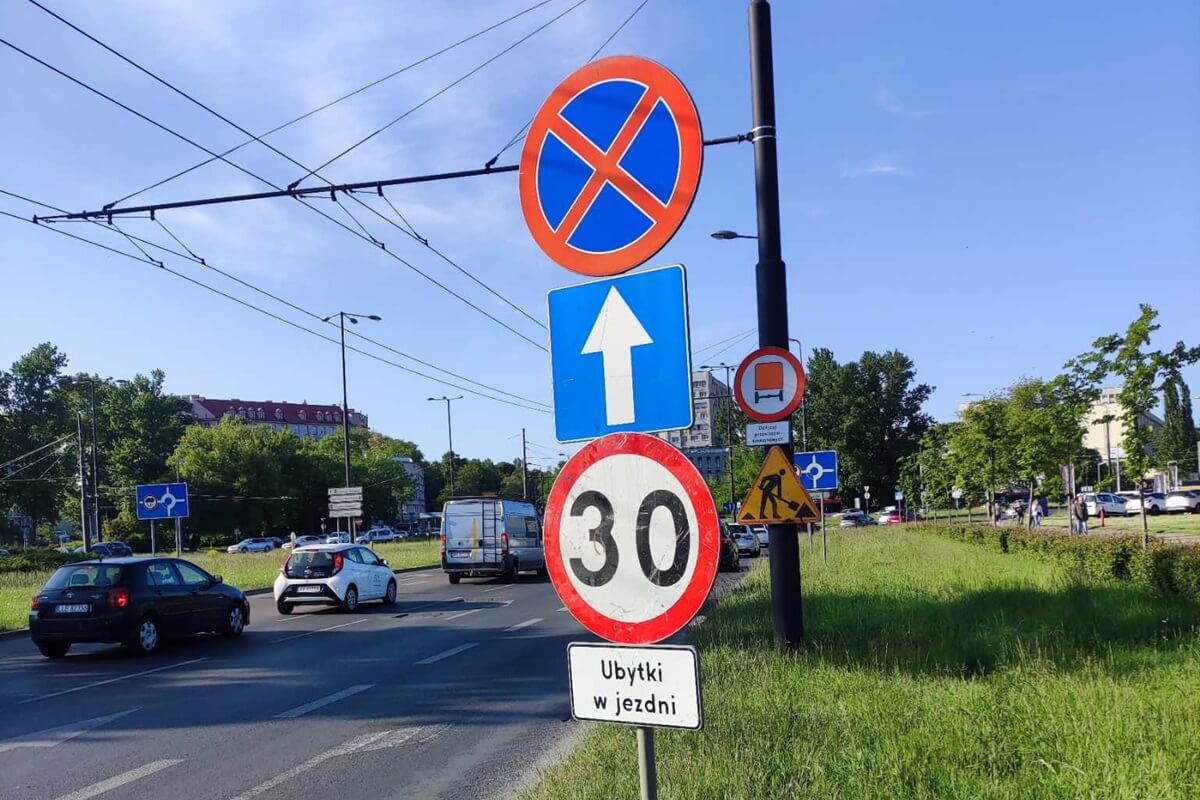 Ubytki w jezdni - ograniczenie prędkości do 30 km/h na ul. Lwowskiej