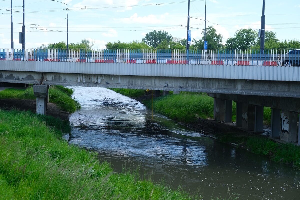 Urządzenie pomiarowe na moście w ciągu al. Unii Lubelskiej nad Bystrzycą