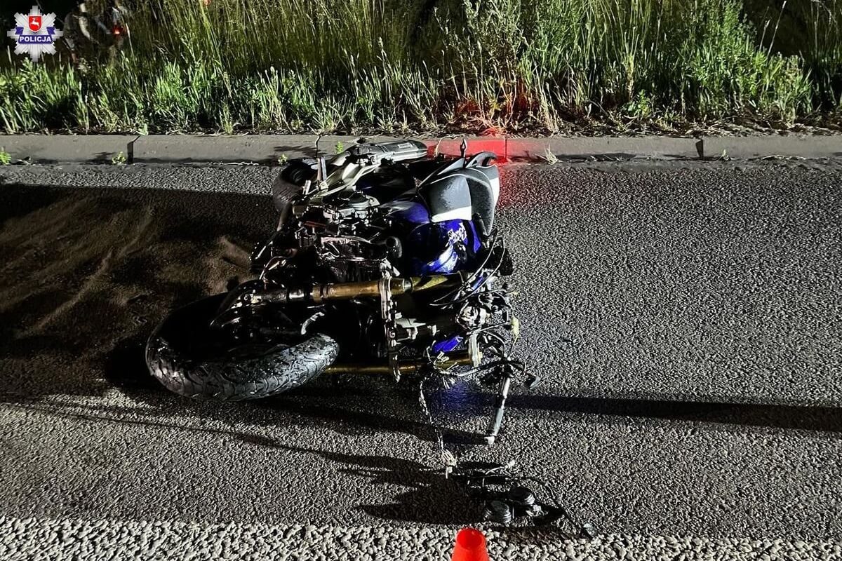 Niedrzwica Duża. Motocyklista roztrzaskał się na skodzie. 41-latek poniósł śmierć na miejscu