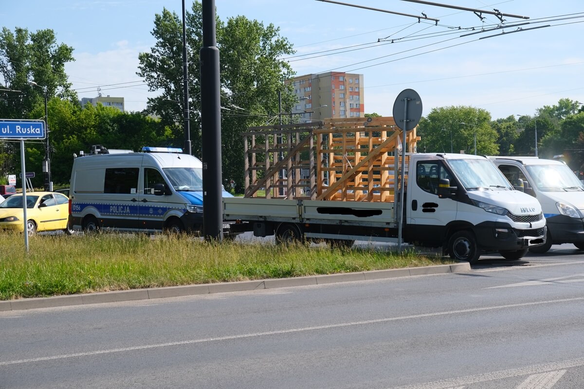 uszkodzone dostawcze iveco i radiowóz policji