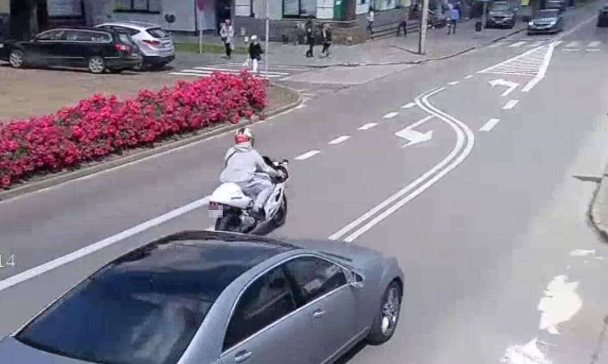 Motocyklista łamie przepisy w mieście