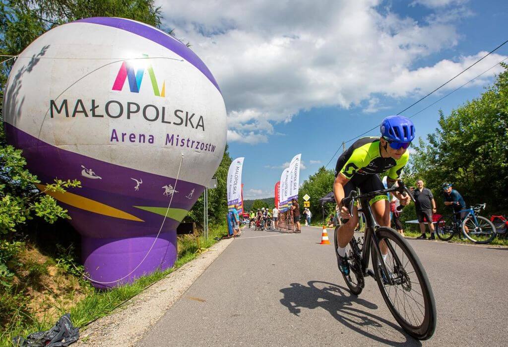 Reprezentacja Polskiej Policji na podium w wyścigu kolarskim | fot. Policja