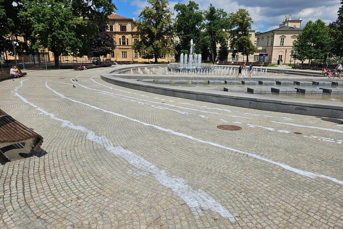 Biała farba na Placu Litewskim