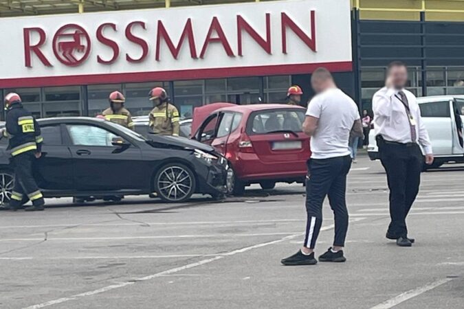 BMW uderzył w bok hondy na parkingu E.Leclerc przy ul. Turystycznej