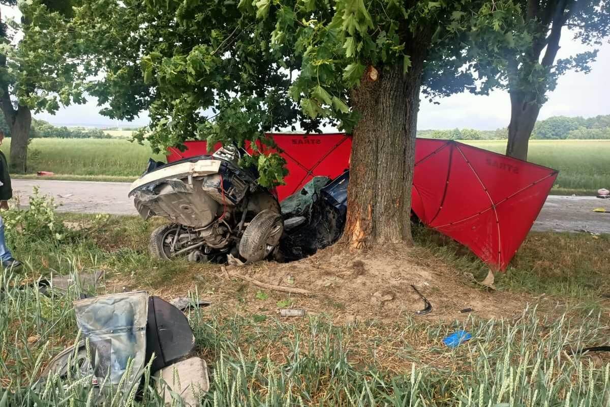BMW roztrzaskane na drzewie w miejscowości Żółkiew