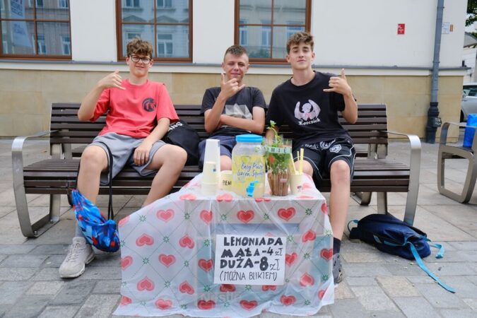 Chłopaki sprzedają lemoniadę na deptaku